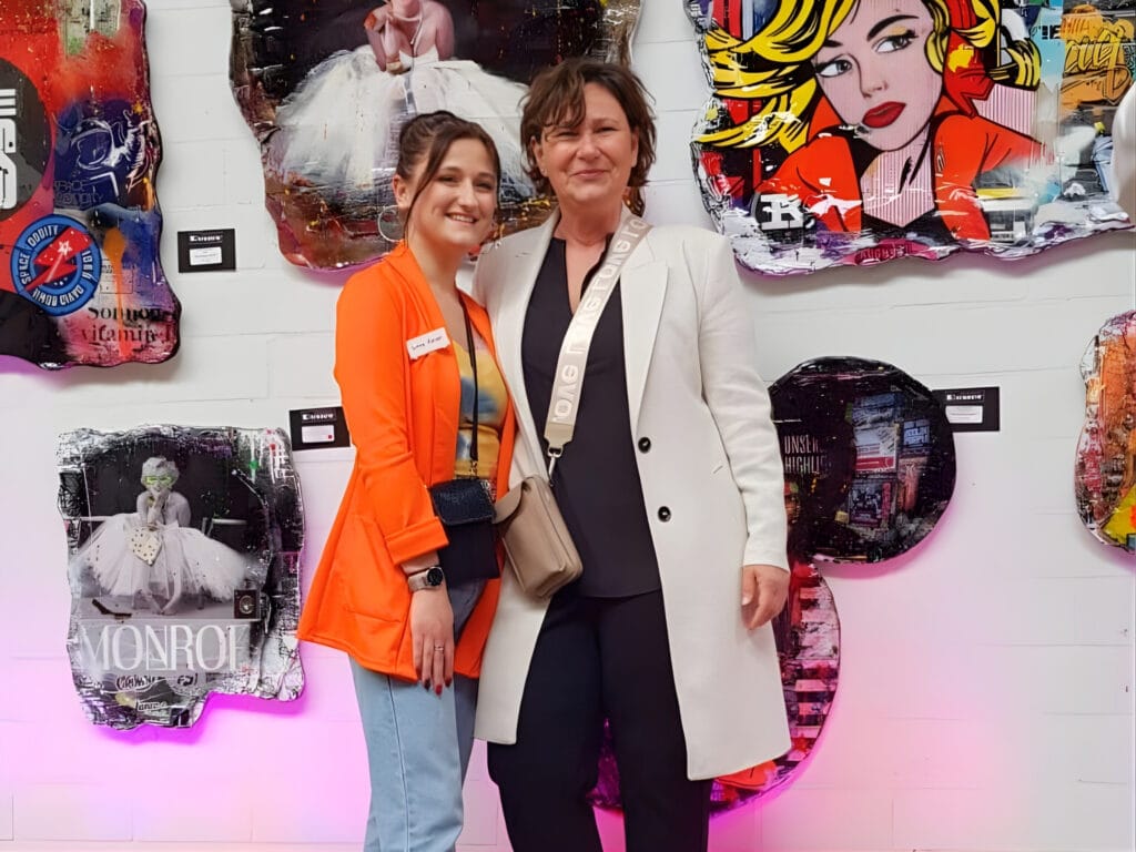 Die internationale Künstlerin Tanja Kiesewalter (Crazy Clouds) zu Besuch bei Lena Reuer im Kunsthaus Reuer Gladbeck. Frauenpower und moderne Pop-Art in der Panikzentrale des Ruhrgebiets.
